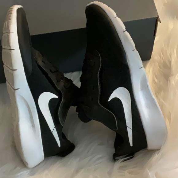 Nike Black Sneakers Sleek Low-Top Design - Picture 5 of 7